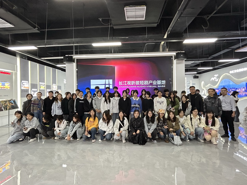 深化产教融合，拓展职业路径  ——数媒专业师生赴短视频基地开展认知实习活动